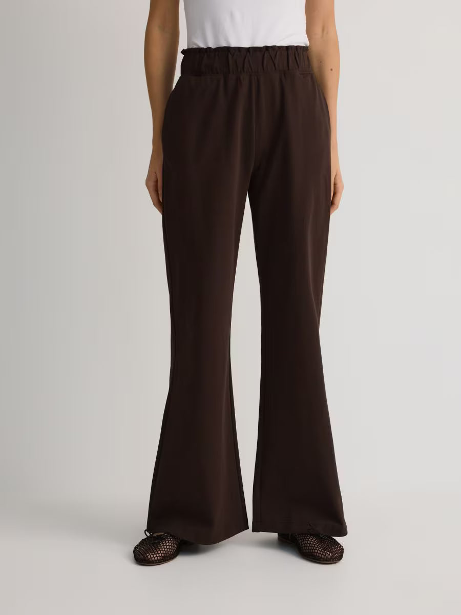 Pantaloni da jogging svasati