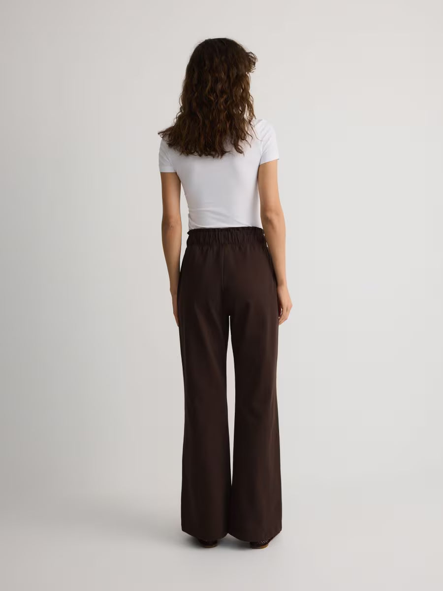 Pantaloni da jogging svasati