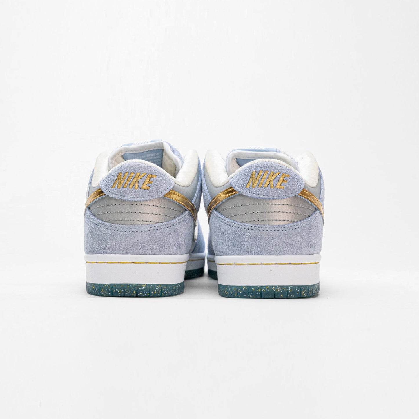 Nike Dunk Low SB Bianca e Azzurra con Dettagli Oro Sean Cliver Uomo