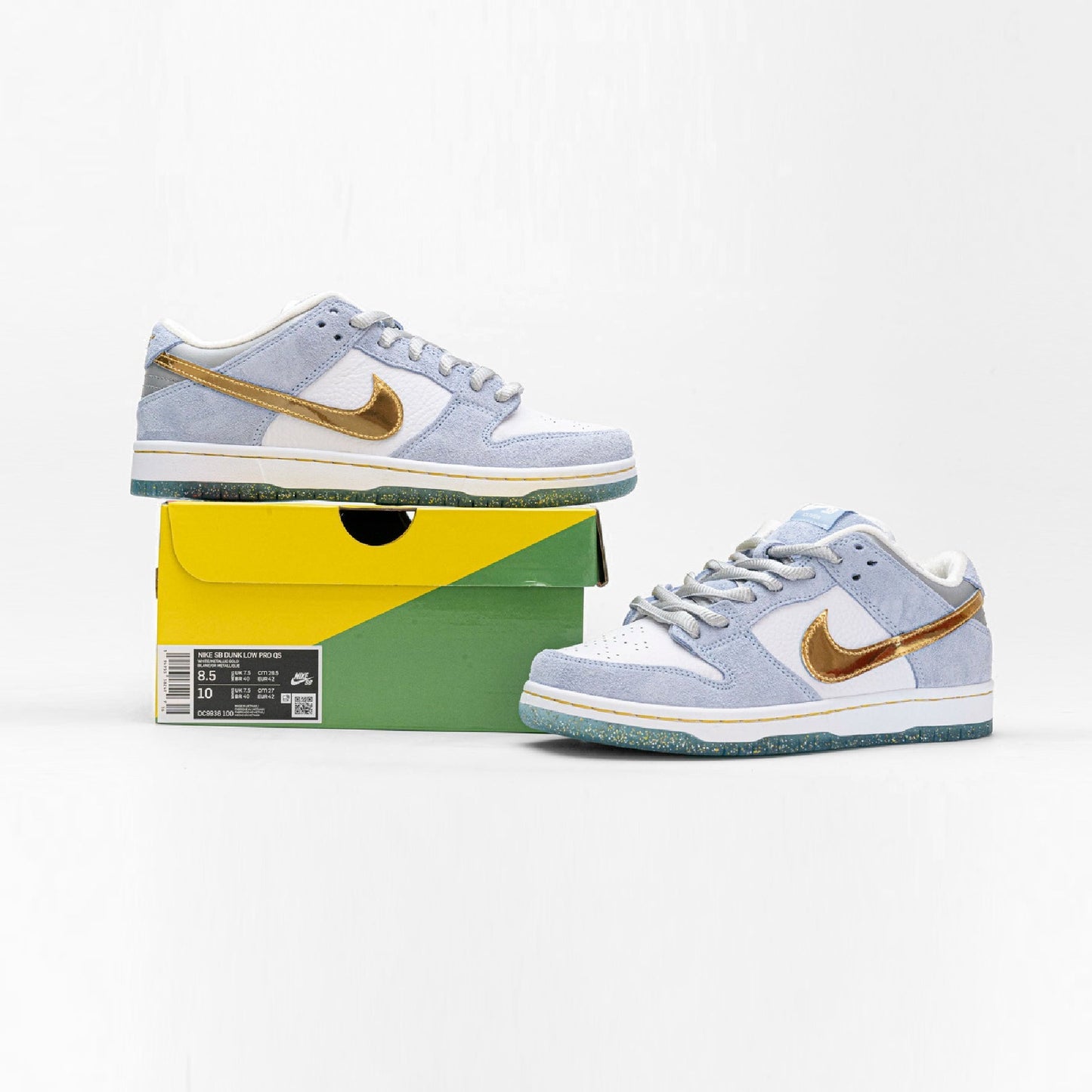Nike Dunk Low SB Bianca e Azzurra con Dettagli Oro Sean Cliver Uomo