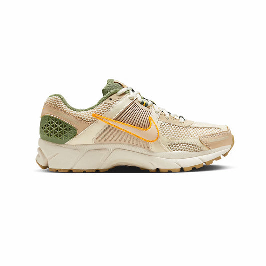 Sneakers Nike Air Zoom Vomero 5 Beige e Verde con Dettagli Arancioni