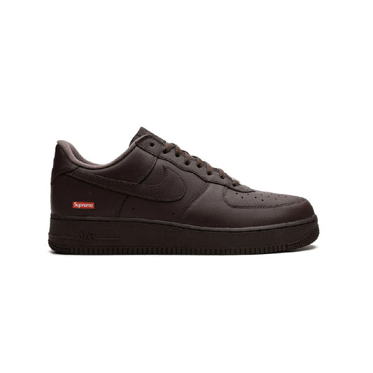 Nike Air Force 1 Low Marrone con Dettagli Supreme Rosso